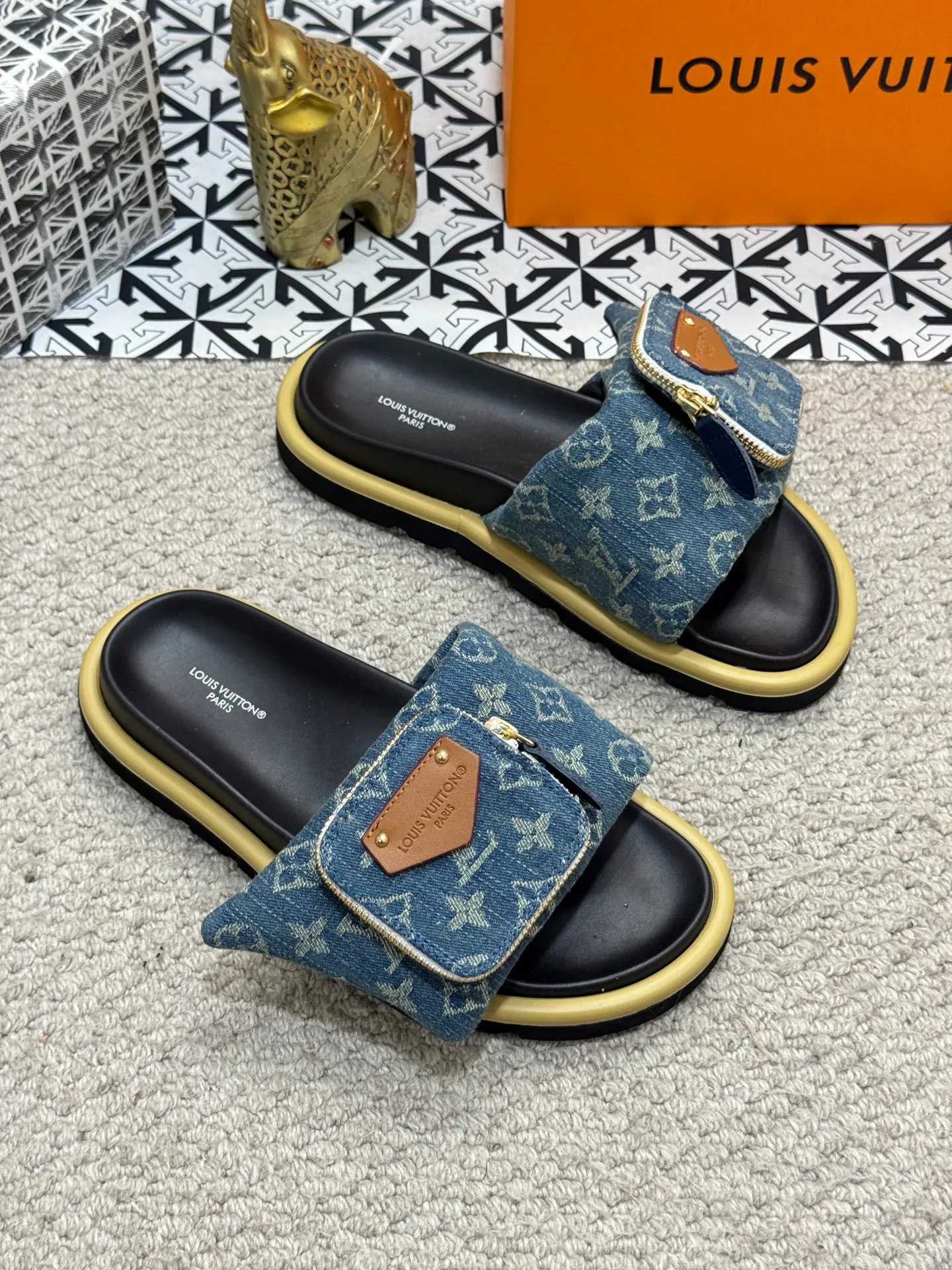 Men's shoes 💰400 [New style] 🦇🦇Top original order [Louis Vuitton] Couple style 👫Spring and summer style🎯🎯As an active family in the fashion industry ⭐ Lv is characterized by bold innovation ⚡Fabric down cloth🔥 Combined outsole, clean and tidy ⚡Fashionable and generous🌹Multiple colors available..Size: 36-44 (45 customized